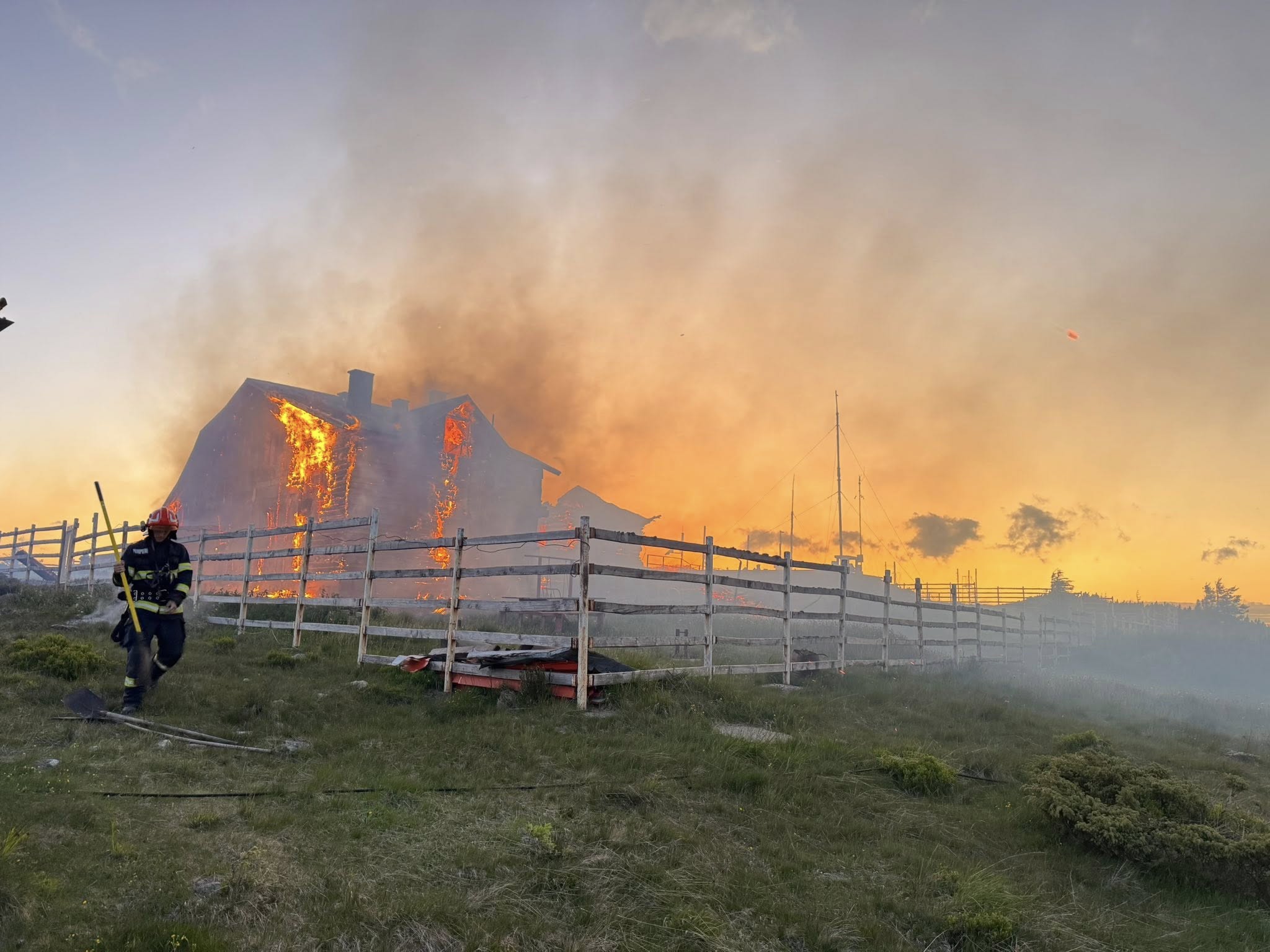 Read more about the article Primarul comunei Săcuieu, despre incendiul de la stația meteo Vlădeasa: „Fiind un obiectiv de asemenea importanță, șansele să se refacă sunt mari”