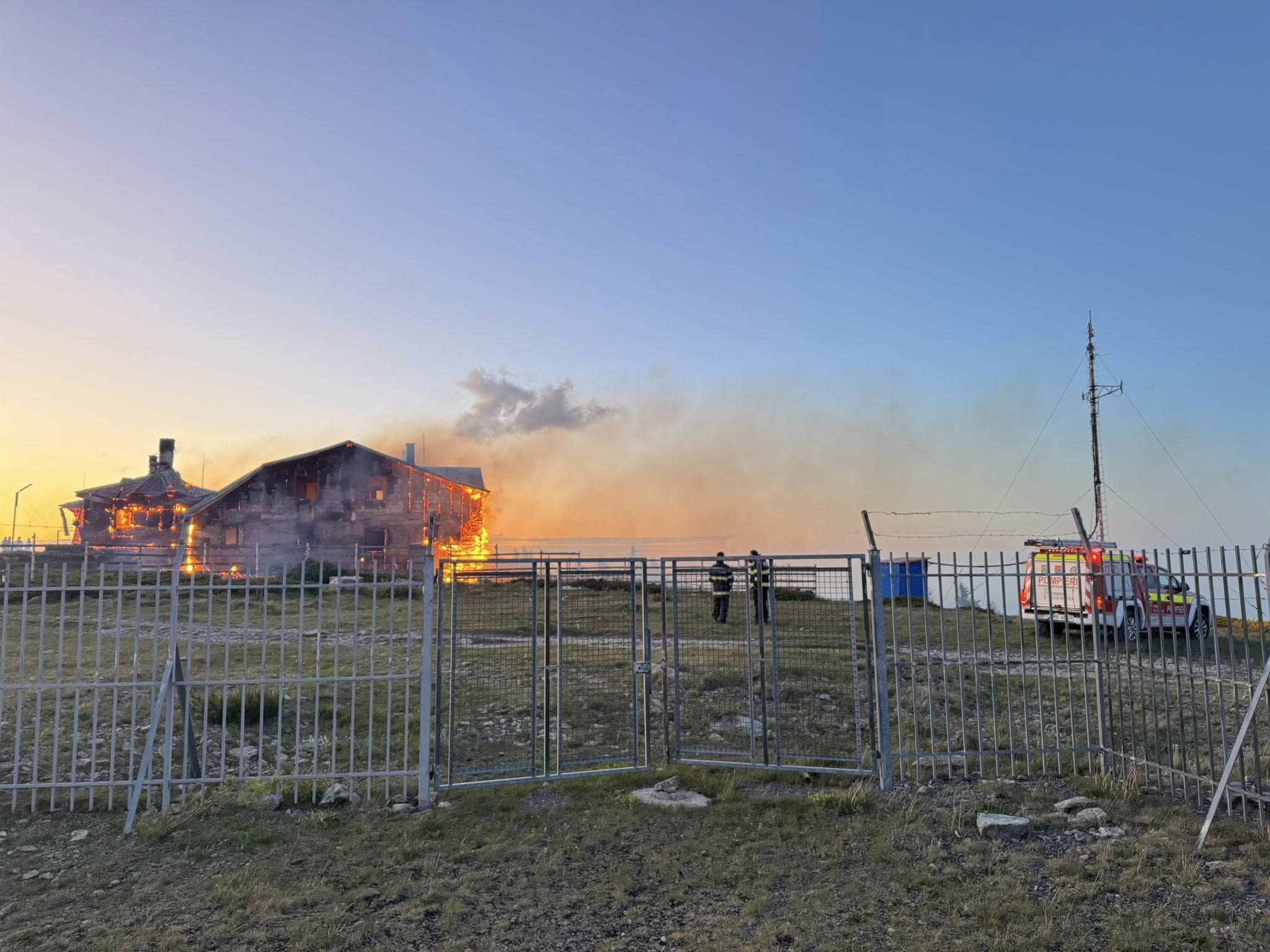 Read more about the article Noi informații de la ISU Cluj: scânteile purtate de vânt au inițiat incendiul de la stația meteo Vlădeasa