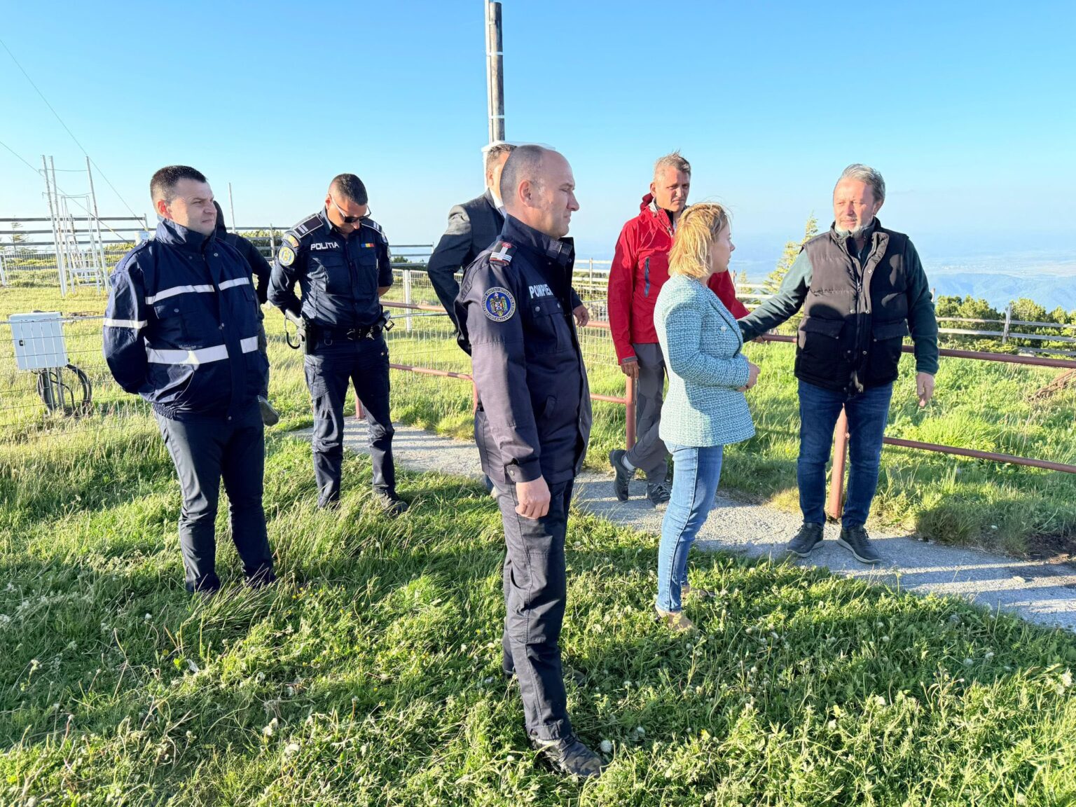 Read more about the article Prefectul județului Cluj, Maria Forna, și specialiști în domeniu au evaluat pagubele înregistrate în urma incendiului devastator de la stația meteo Vlădeasa