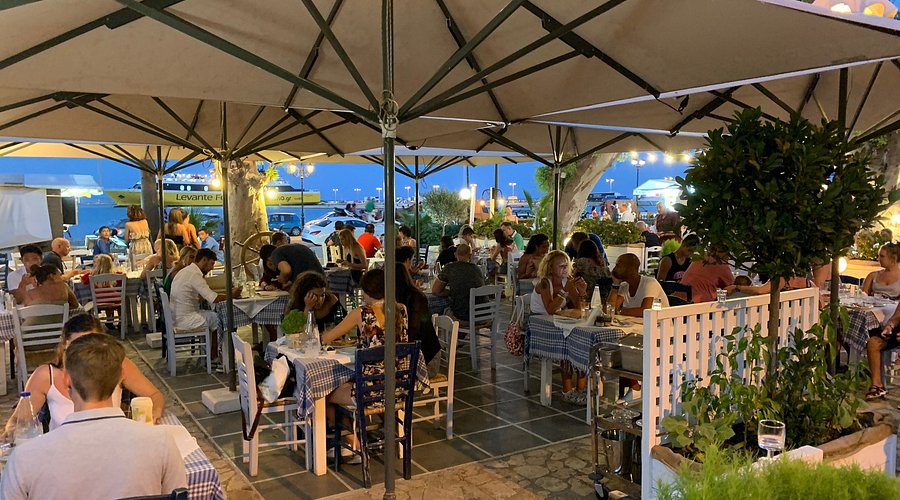 Read more about the article Relatare savuroasă din concediul petrecut de regizorul clujean Tudor Giurgiu în Grecia: „Spectacolul servirii cinei la restaurantul cu bufet e unic”