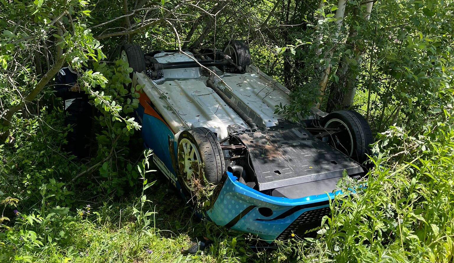 Read more about the article Mașini ieșite în decor în timpul probei speciale la Raliul Clujului. Una dintre ele s-a răsturnat