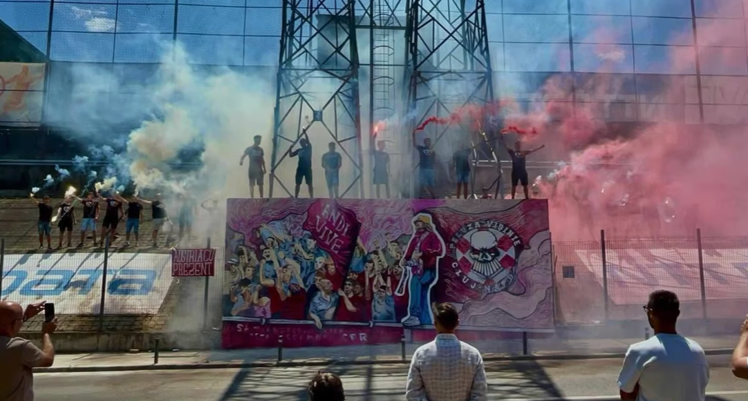 Read more about the article VIDEO. Omagiu pentru „Austriacu’”, suporterul lui CFR Cluj plecat mult prea repede dintre noi. „Suntem siguri că se bucură să ne vadă atât de uniți!”