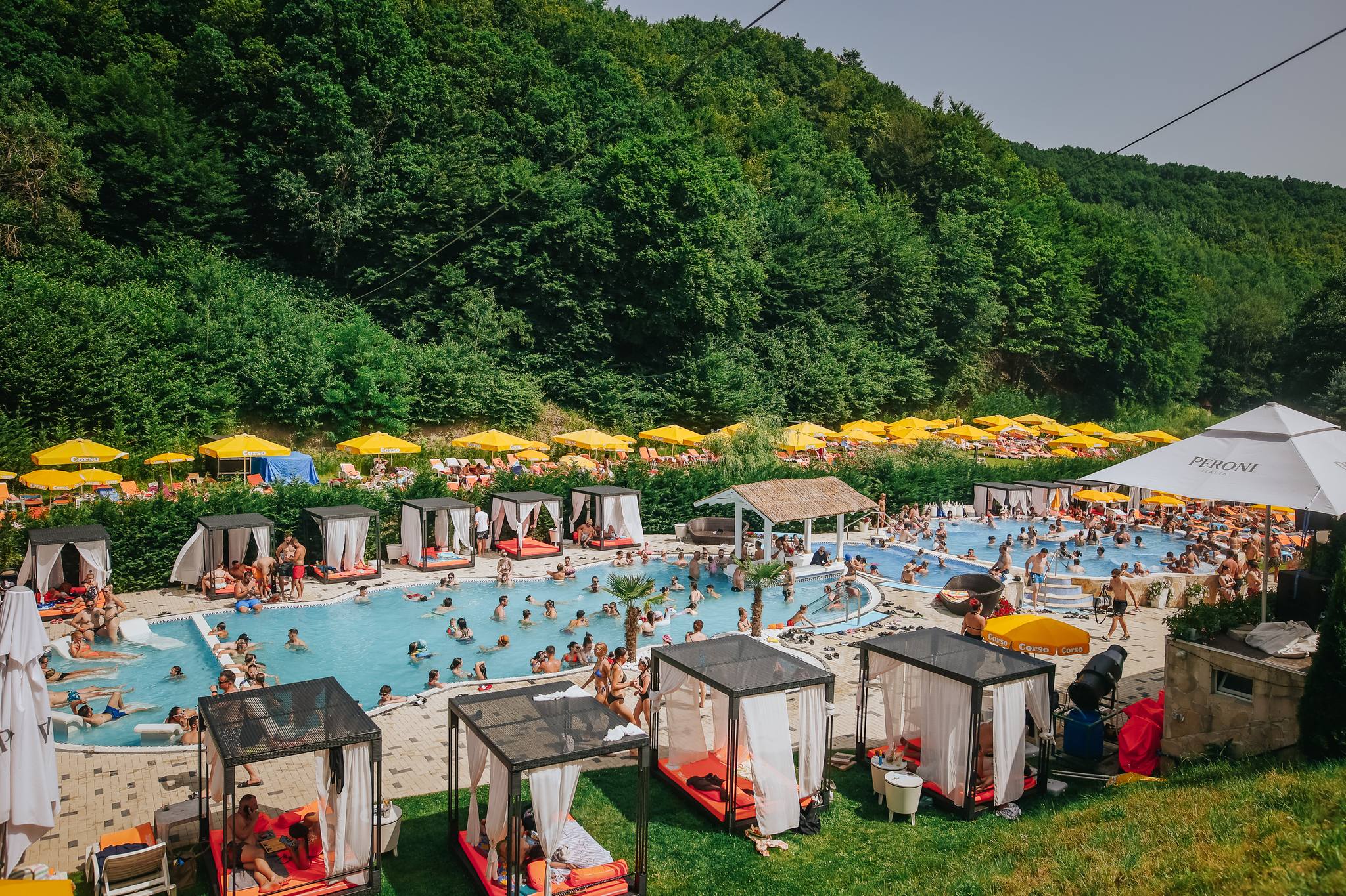 Read more about the article GALERIE FOTO. Complex cu piscină și baldachine la 15 kilometri de Cluj. Vă spunem prețurile