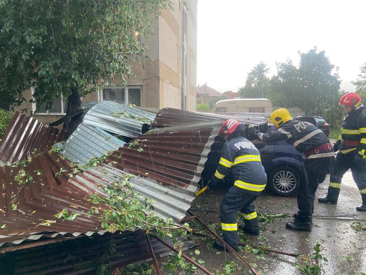 Read more about the article Zeci de intervenții ale pompierilor, acoperișuri smulse și copaci căzuți peste mașini după ploile torențiale de sâmbătă seara