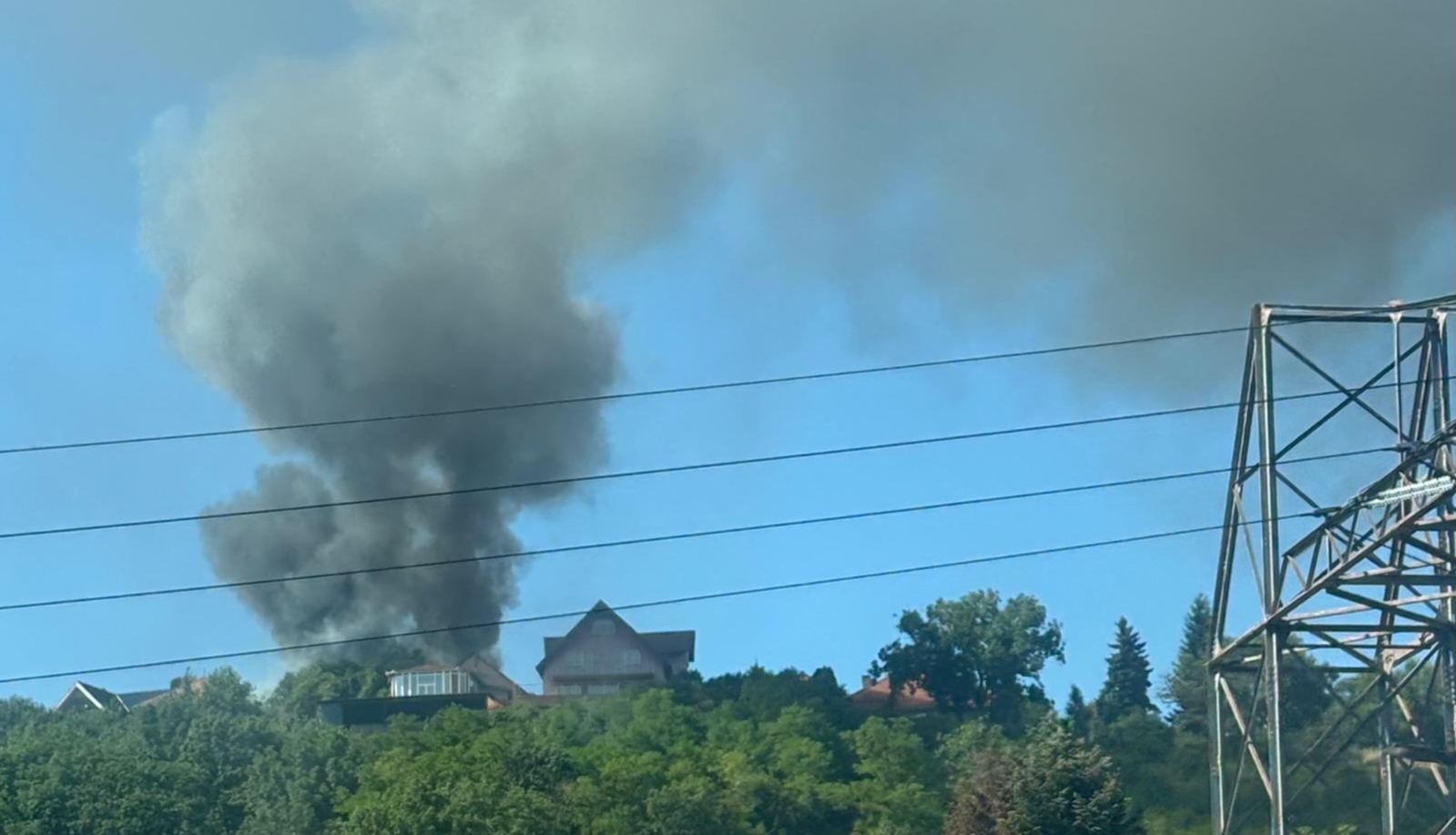 Read more about the article Incendiu puternic la o casă din Cluj. Intervin 5 autospeciale, 2 autoscări și un vehicul SMURD