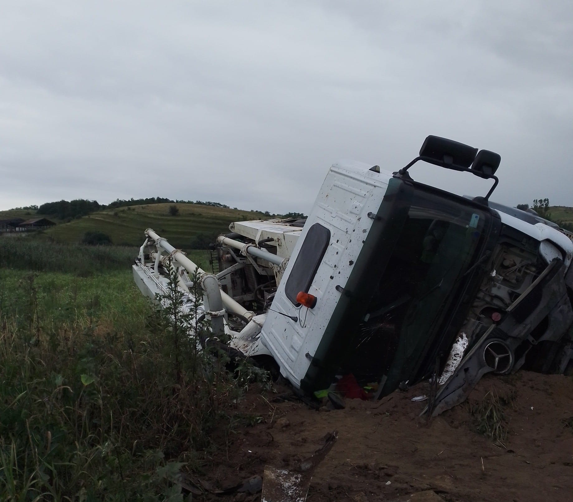 Read more about the article Accident grav de circulație lângă Cluj. Un camion a ajuns în decor cu roțile în sus