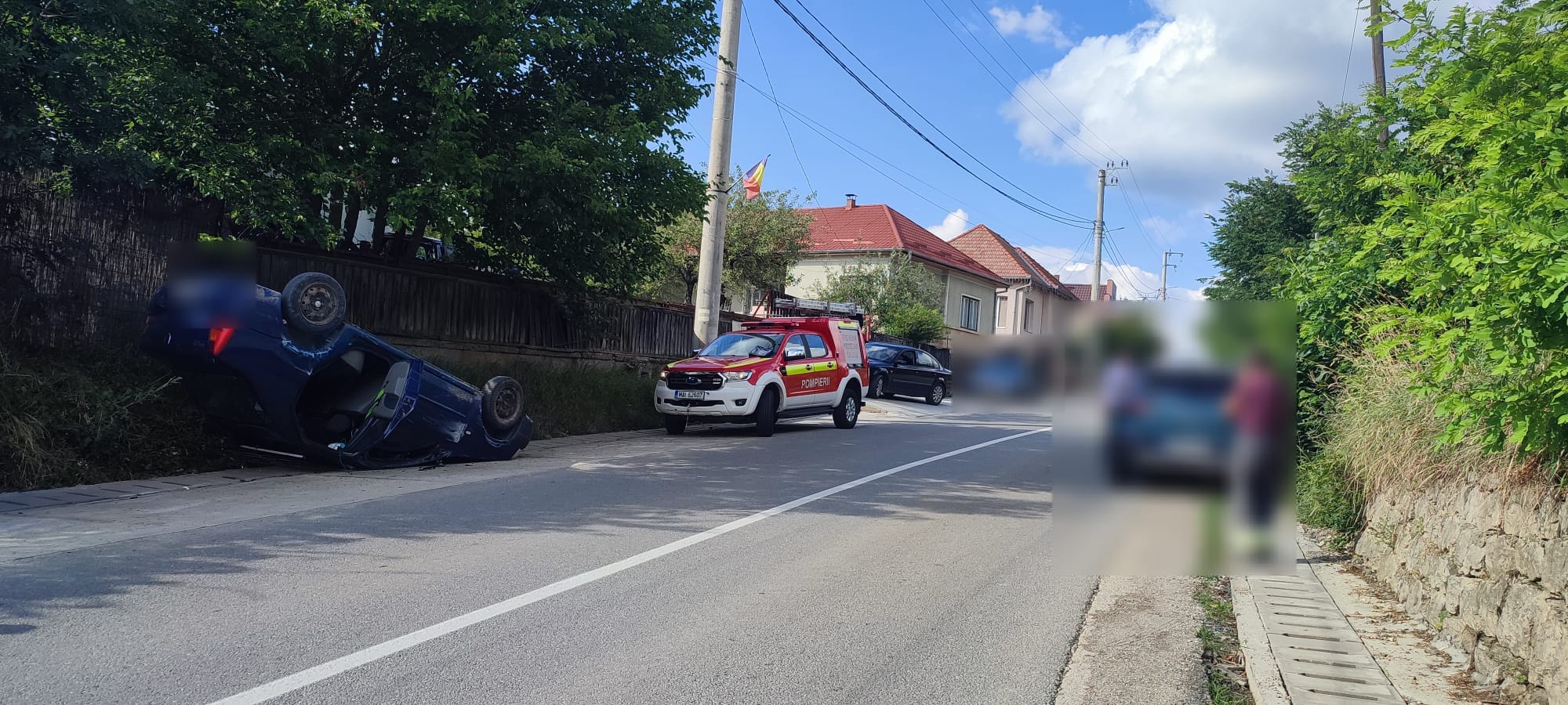 Read more about the article Accident rutier în Sălicea. O mașină s-a răsturnat după impact. Un bărbat a fost transportat la spital
