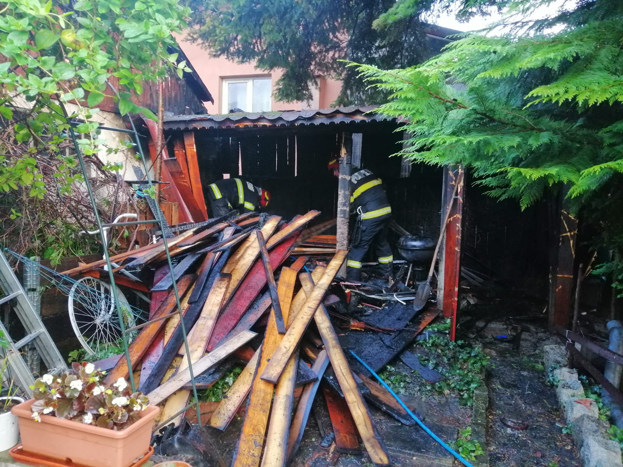 Read more about the article Incendiu violent pe o stradă din Cluj. Au luat foc o anexă, un pod și acoperișul unui garaj