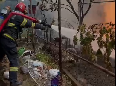 Read more about the article Incendiu într-o gospodărie din Cluj-Napoca. Intervin două autospeciale de stingerea incendiilor și o autoscară
