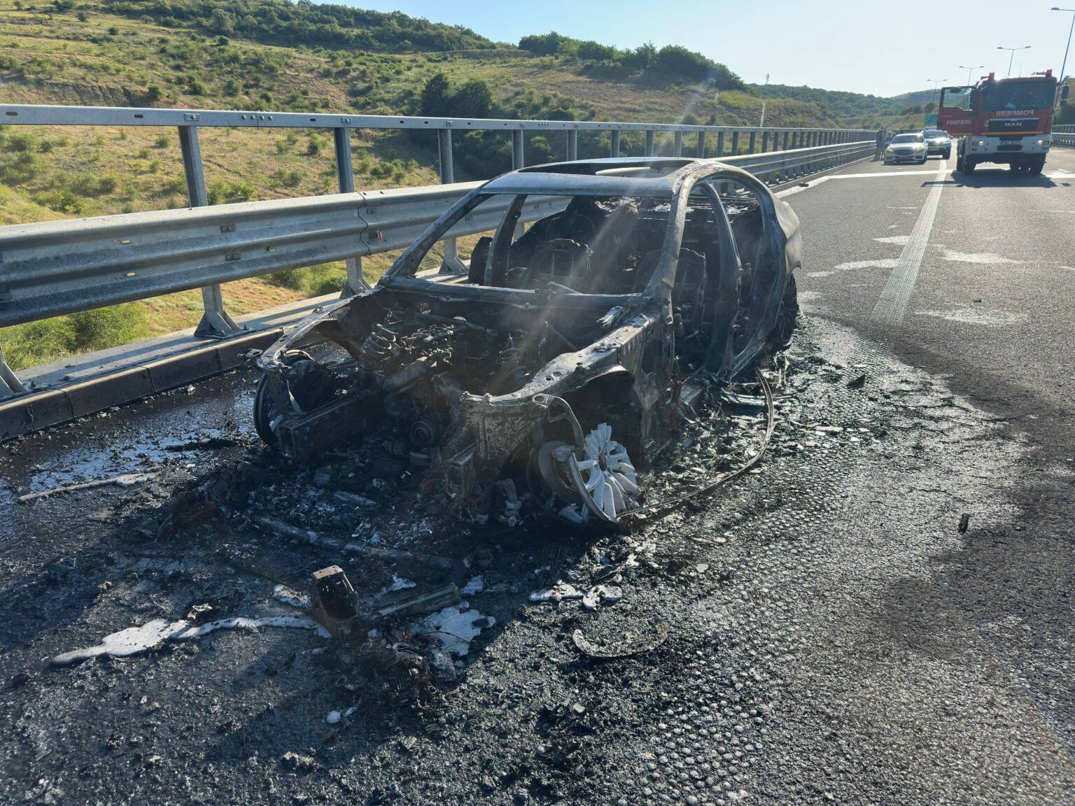 Read more about the article Un autoturism a ars ca o torță pe Autostrada Transilvania. Pompierii au intervenit de urgență