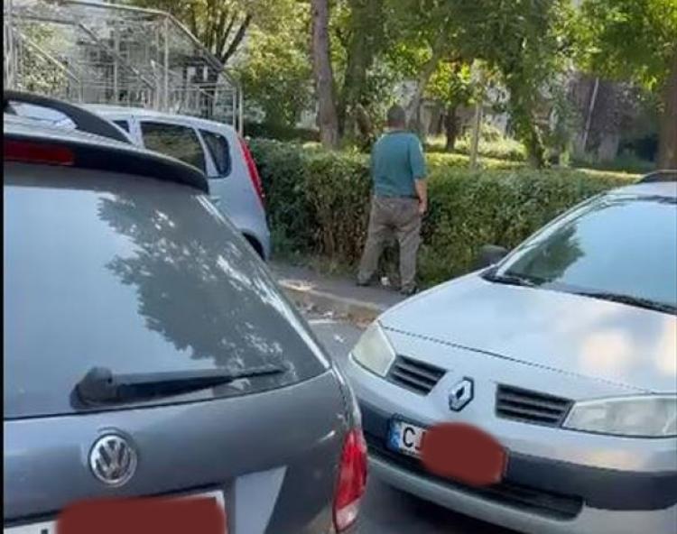Read more about the article SCANDALOS! Un taximetrist a fost surprins în timp ce urina la câțiva metri de clienți, în cartierul Gheorgheni