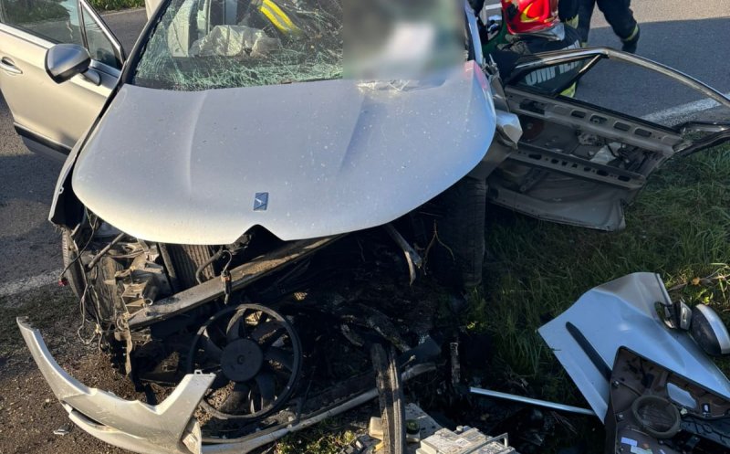 Read more about the article Accident pe o șosea din județul Cluj. Pompierii au extras din mașină un tânăr de 20 de ani