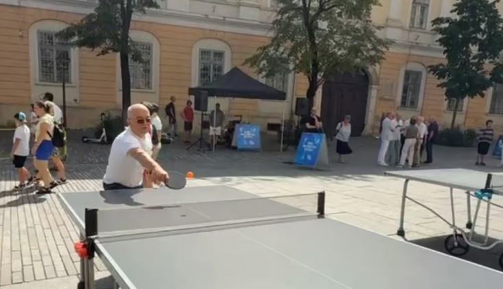 Read more about the article Emil Boc și-a arătat „talentul” la ping-pong la evenimentul „Străzi Deschise” din centrul municipiului Cluj-Napoca