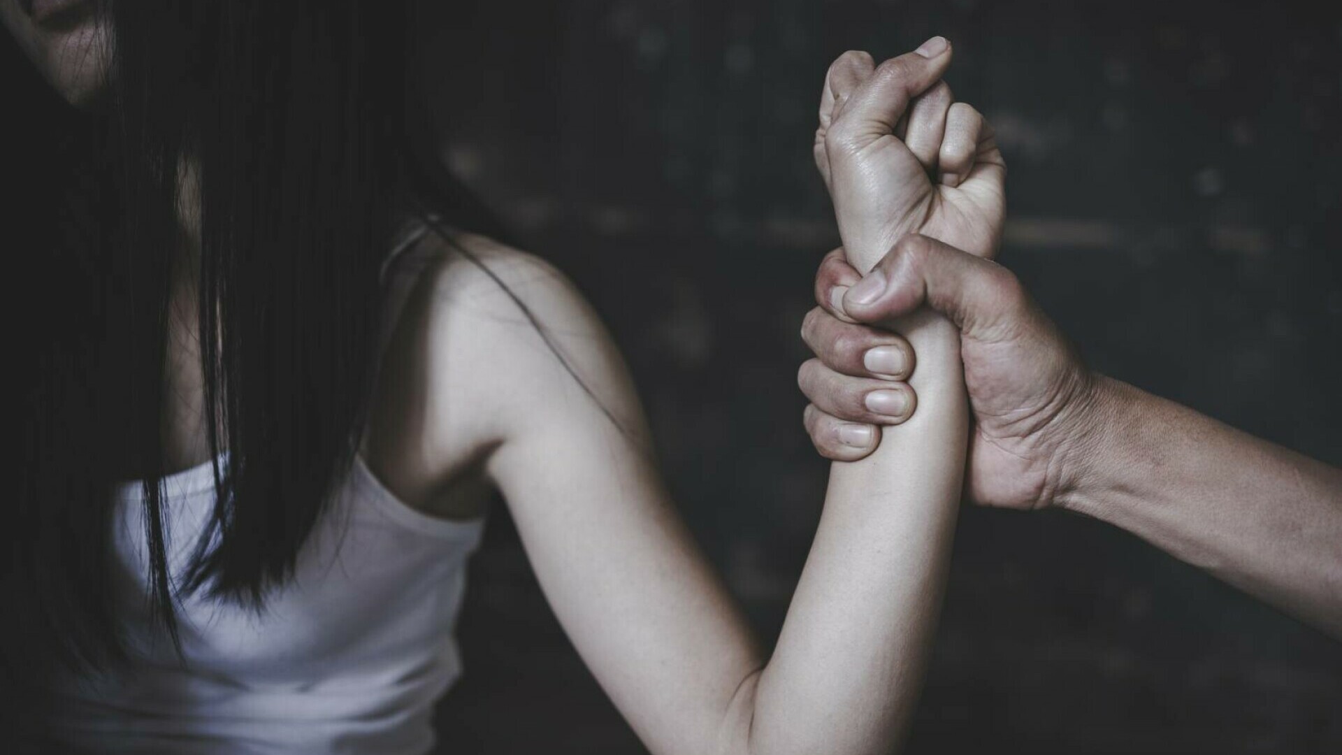 Read more about the article O educatoare din Cluj bătută și amenințată cu moartea de fostul iubit a cerut ordin de protecție. Ce a decis instanța