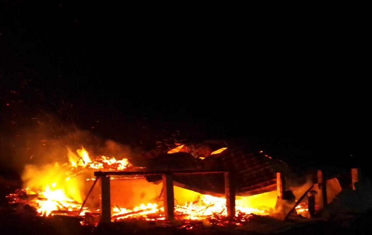 Read more about the article Flăcările au mistuit în totalitate o casă și un foișor din județul Cluj. Din ce cauză a pornit incendiul