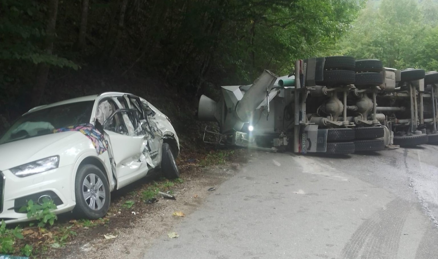 Read more about the article Accident rutier grav pe un drum din județul Cluj. Impact între o betonieră și un autoturism. Intervin echipajele SMURD