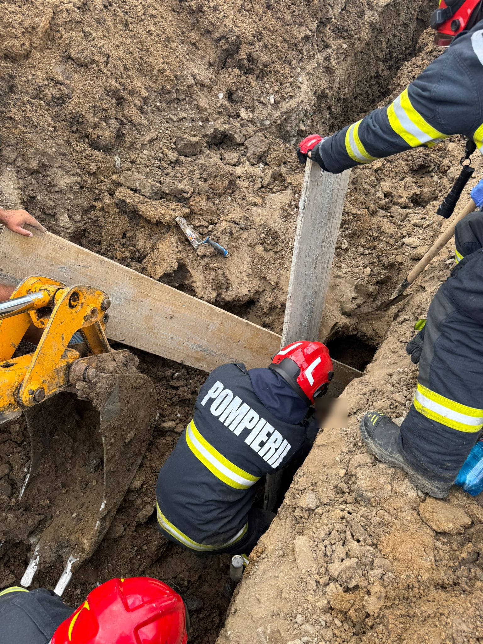 Read more about the article Intervenție pentru salvarea unui bărbat surprins sub un mal de pământ în localitatea Corușu