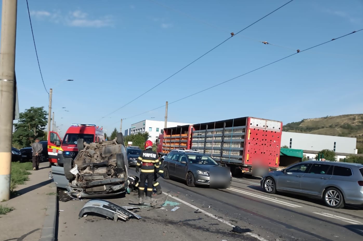 Read more about the article Accident rutier în Cluj cu două autoturisme și un TIR / Două persoane au fost transportate la spital