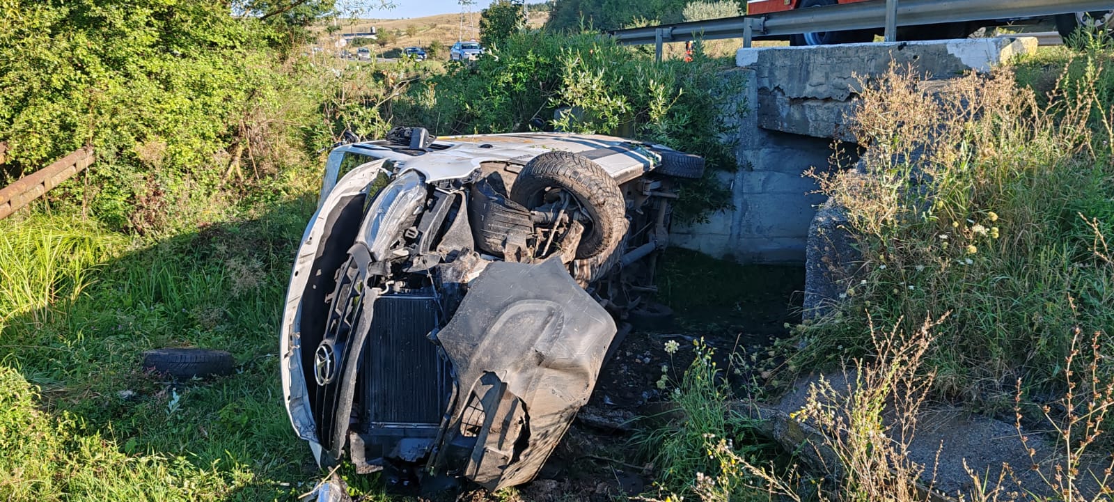Read more about the article Accident rutier pe un drum din județul Cluj. O autoutilitară s-a răsturnat pe marginea șoselei