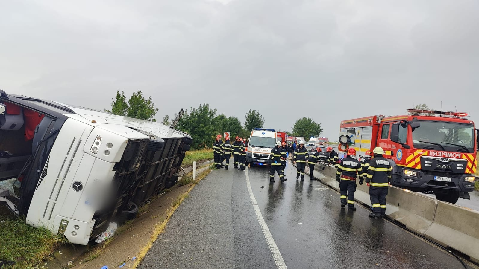 Read more about the article Accident rutier foarte grav în localitatea Dumbrava. Un autocar cu 20 de persoane s-a răsturnat. A fost activat Planul Roșu de Intervenție