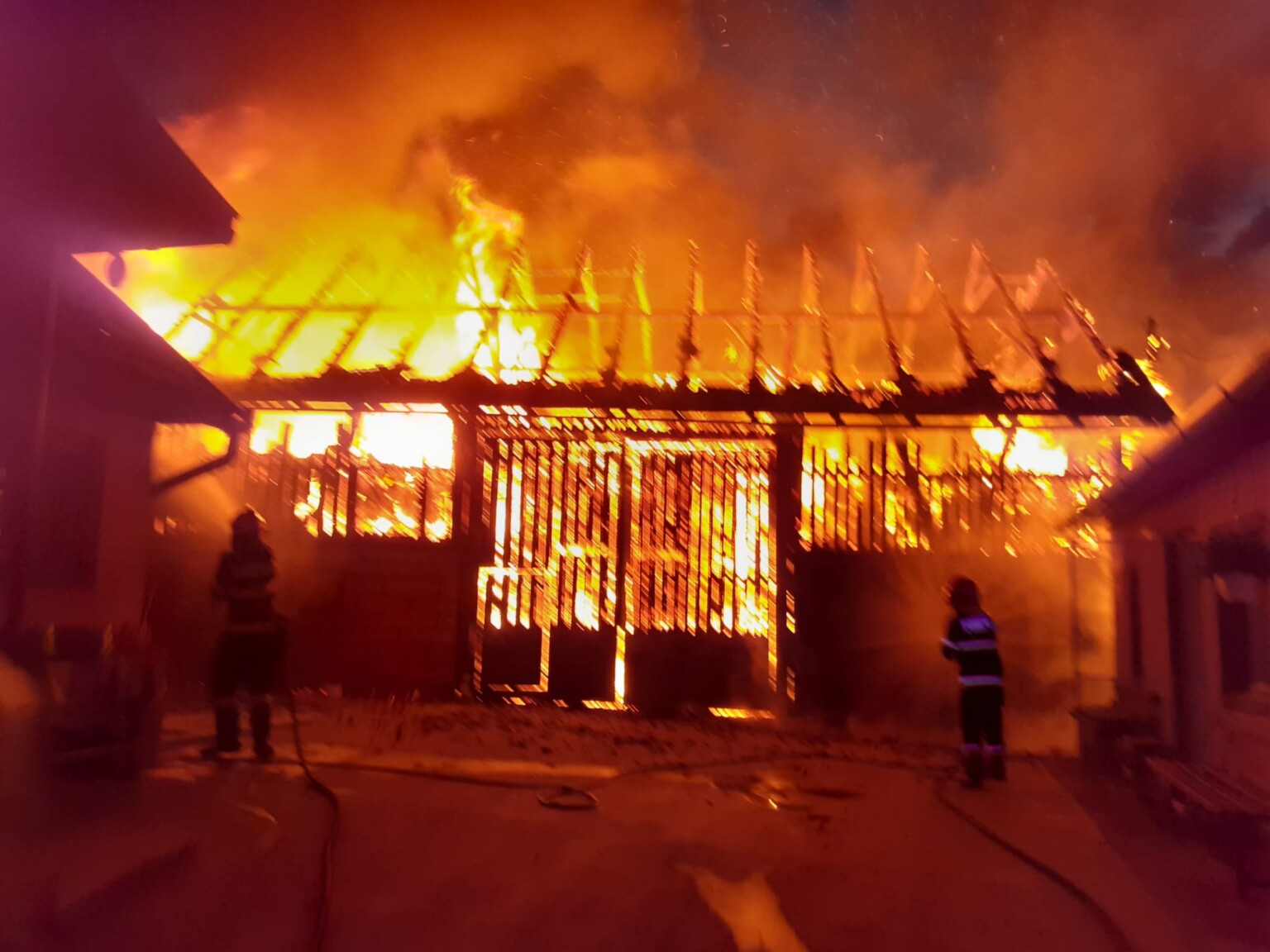 Read more about the article Un incendiu devastator a făcut scrum mai multe anexe din două gospodării clujene