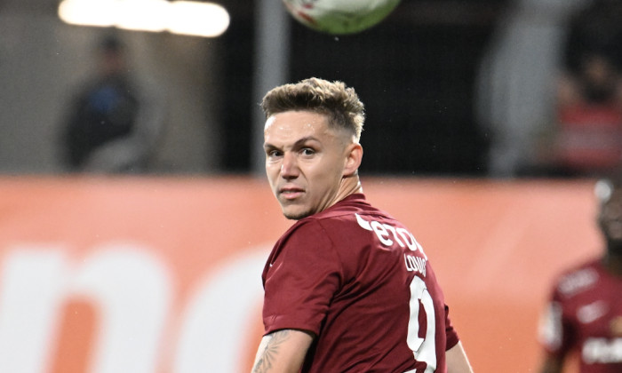 Read more about the article Golgheterul Louis Munteanu va lipsi la meciul cu Braga din această seară. Ce spune Cristi Balaj despre starea vedetei de la CFR Cluj