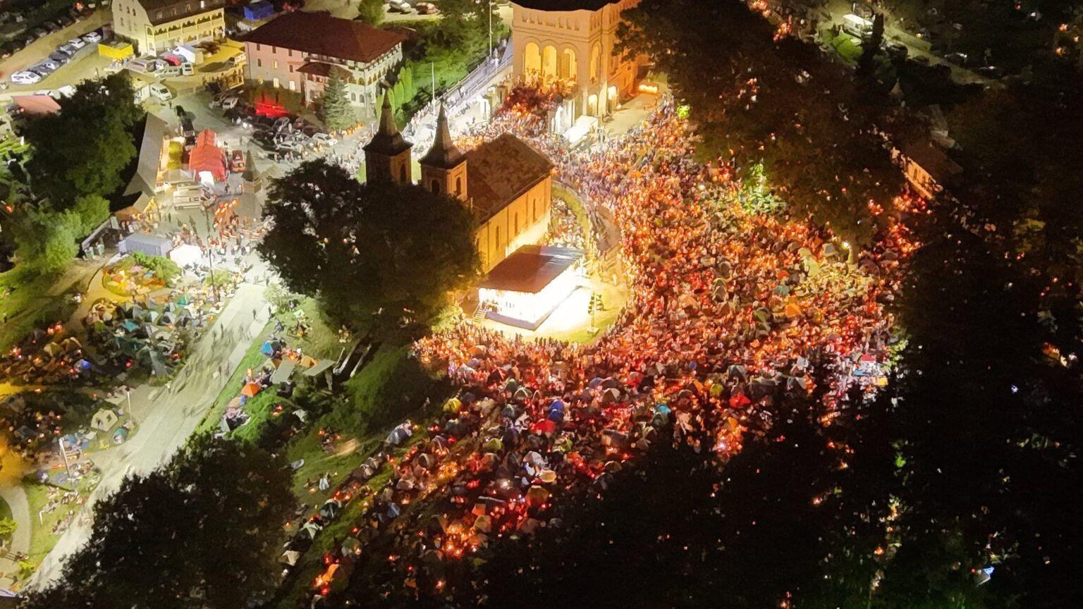 Read more about the article GALERIE FOTO. Pelerinaj impresionant la Mănăstirea Nicula: peste 20.000 de persoane s-au unit în rugăciune la marele praznic al „Adormirii Maicii Domnului”