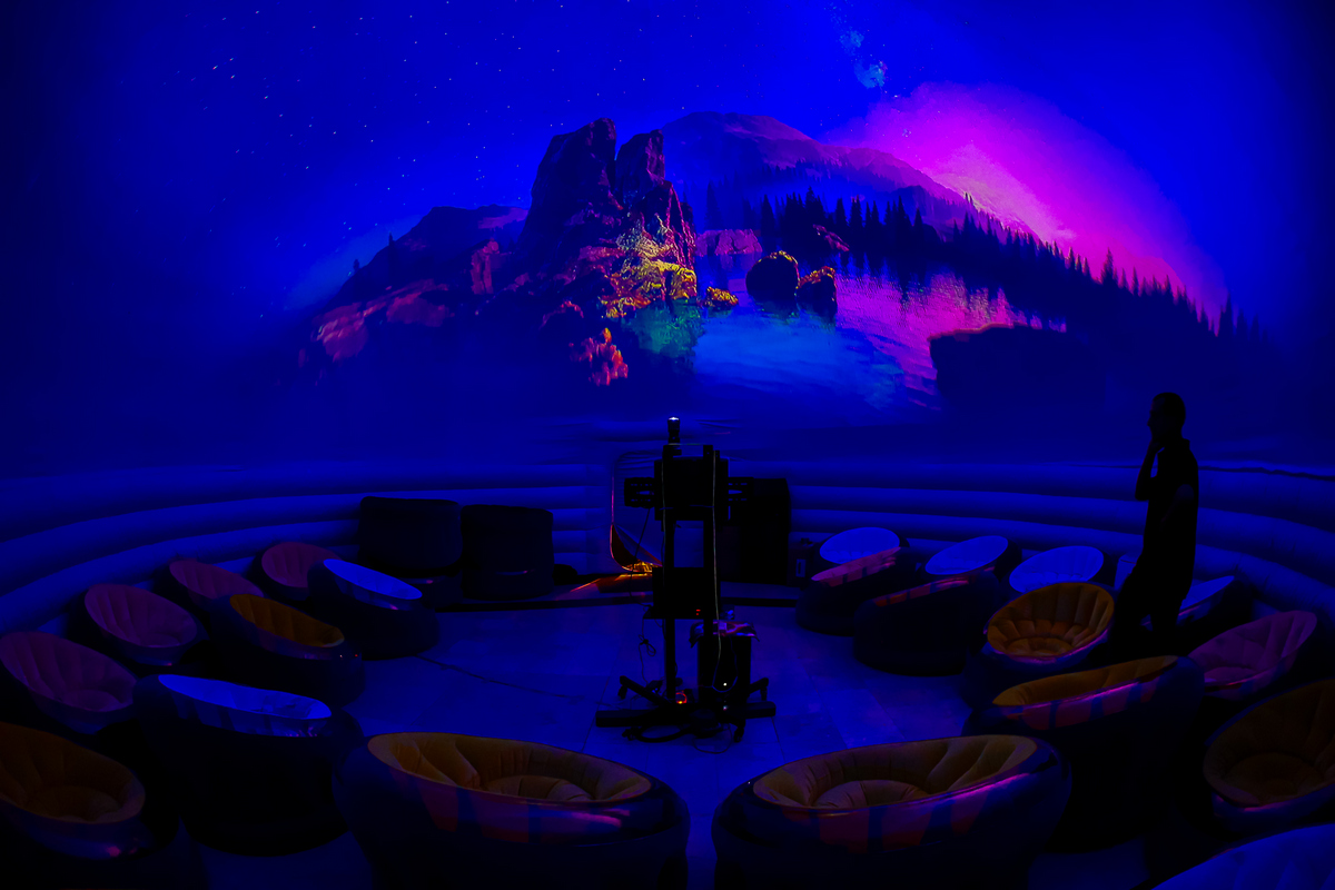Read more about the article „Călătorii interstelare” și proiecții 360º = Planetariu, la Iulius Mall