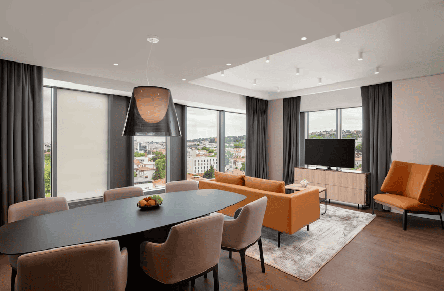 Read more about the article Cât costă o noapte în apartamentul prezidențial al hotelului Radisson Blu pe durata UNTOLD