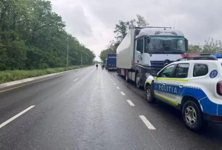 Read more about the article Rupt de beat, un șofer din Cluj a intrat cu TIR-ul într-o mașină chiar sub nasul polițiștilor de la Rutieră