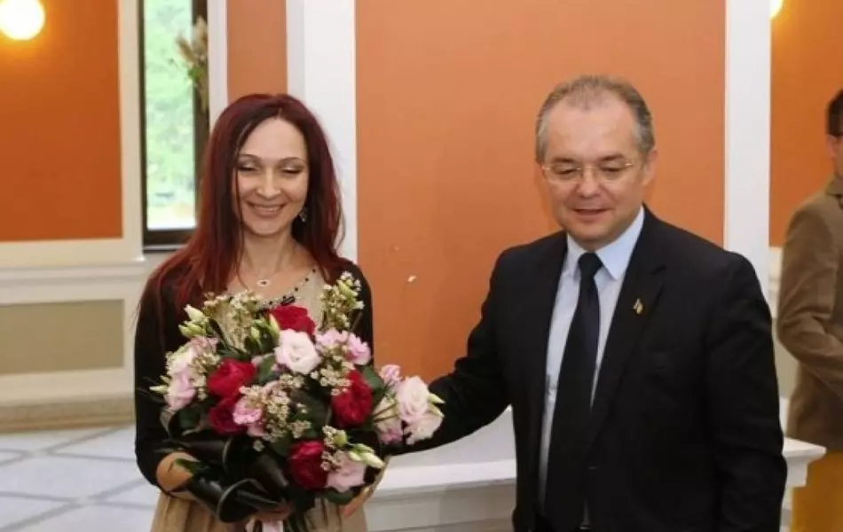 Read more about the article Emil și Oana Boc, socrii mici. Fiica lor cea mică, Patricia, a fost cerută de soție