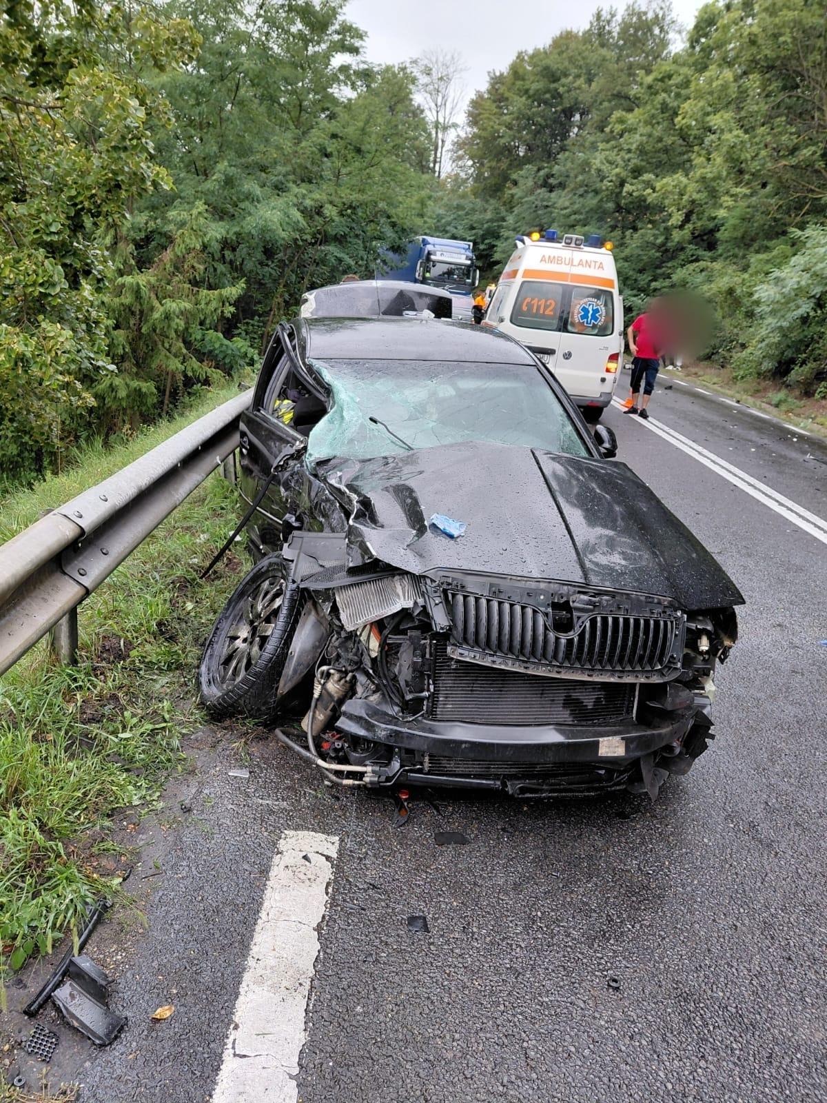 Read more about the article Accident grav de circulație în județul Cluj: impact violent între un autoturism de lux și o autoutilitară. Trei persoane au fost transportate de urgență la spital