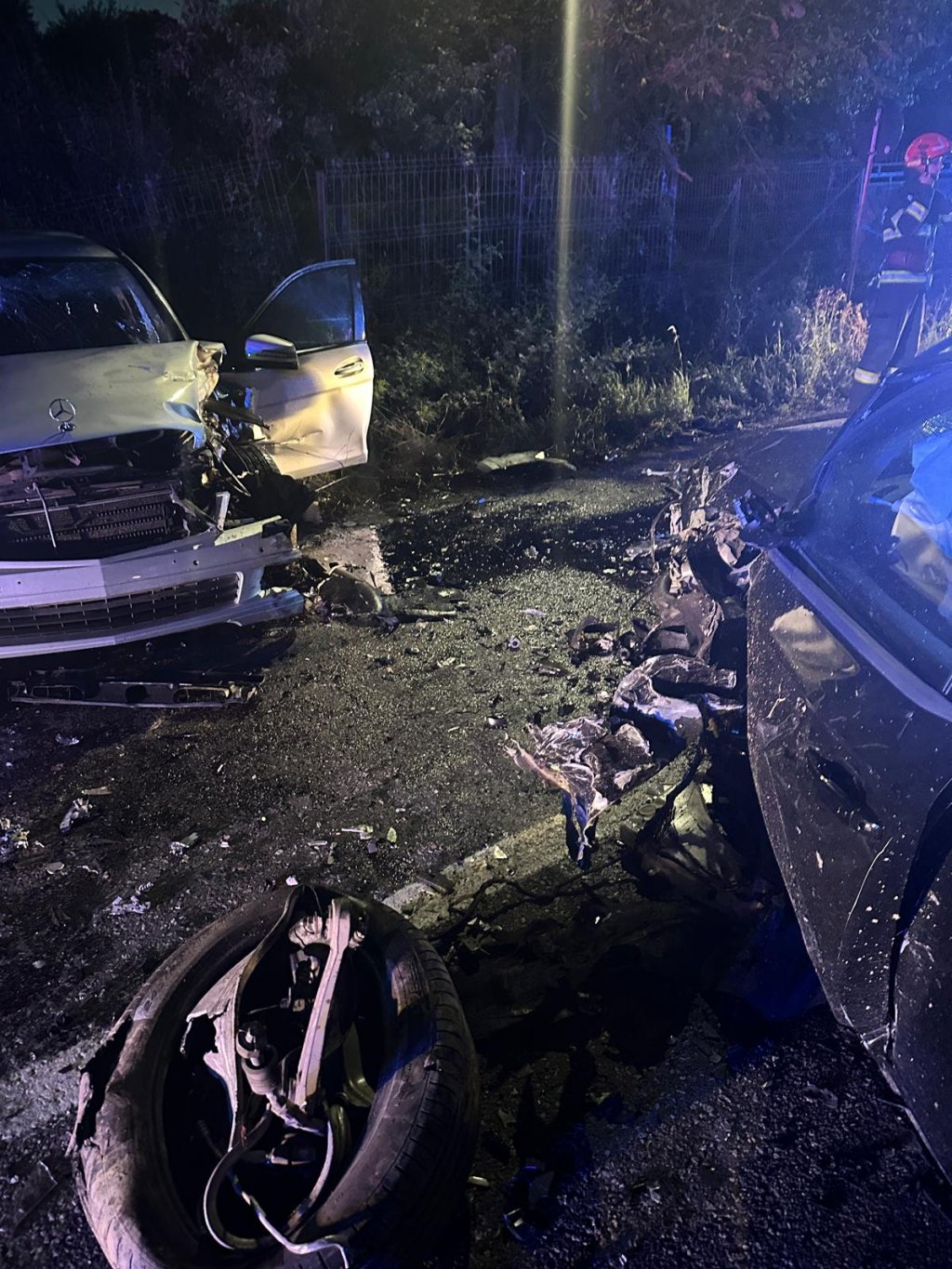 Read more about the article Accident rutier grav în județul Cluj cu trei autoturisme implicate. Un bărbat încarcerat, două persoane transportate la spital