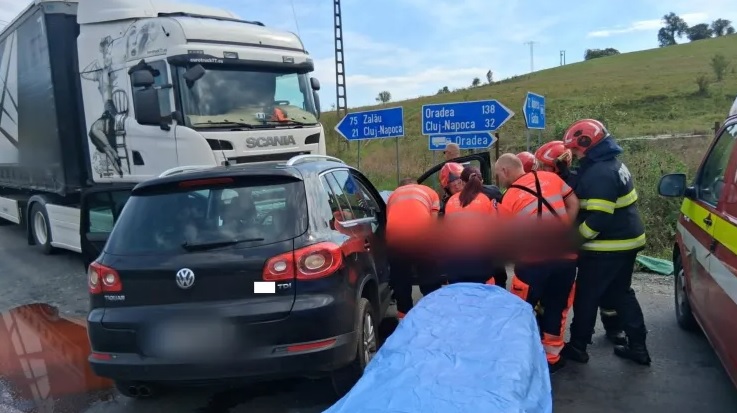 Read more about the article Accident rutier grav în județul Cluj: un TIR și o mașină, implicate într-o coliziune. Două persoane au fost descarcerate și transportate la spital