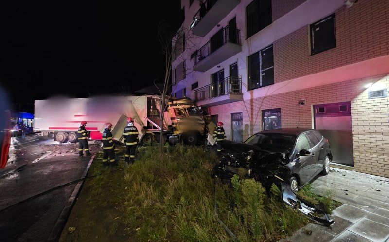 Read more about the article ȘOCANT! A intrat cu TIR-ul într-un bloc din Cluj-Napoca! Un stâlp de electricitate avariat și două mașini distruse