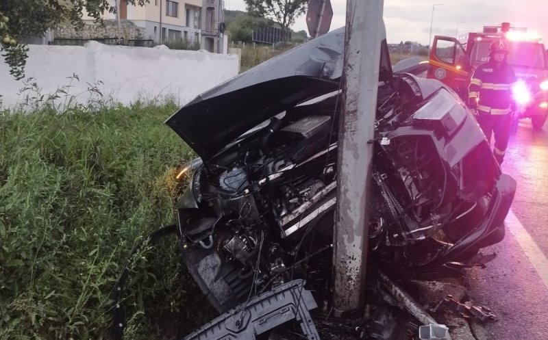 Read more about the article Accident rutier în județul Cluj: un șofer a scăpat ca prin miracol cu viață după ce mașina sa a intrat violent într-un stâlp