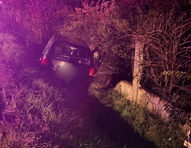 Read more about the article Accident rutier lângă Cluj! Un șofer a intrat cu mașina într-un gard și a avariat o conductă de gaz