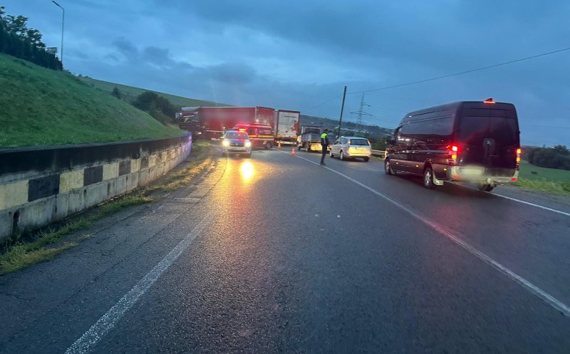 Read more about the article Accident rutier în județul Cluj. Un TIR a fost proiectat în șanț. Traficul în zonă se desfășoară alternativ, dirijat de polițiști