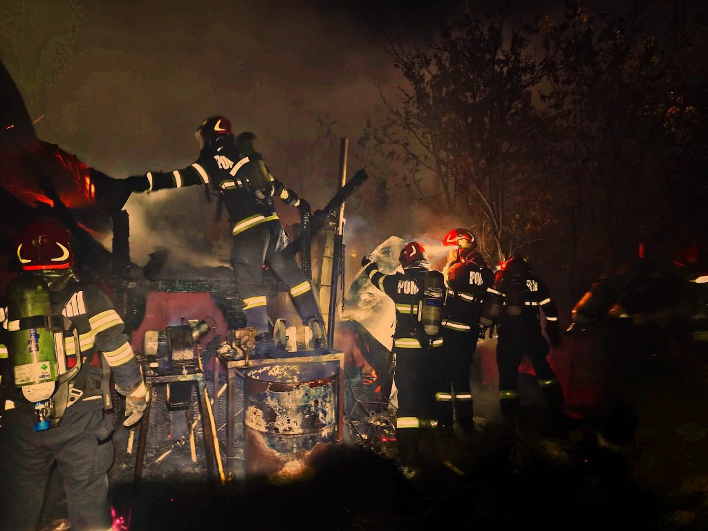 Read more about the article FOTO. Incendiu violent într-o gospodărie din județul Cluj. O femeie a fost transportată la spital