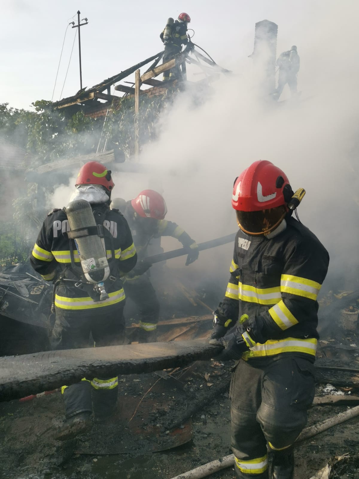 Read more about the article Incendiu violent într-o gospodărie din județul Cluj. Patru echipaje de pompieri s-au luptat cu flăcările. Au folosit 30.000 de litri de apă pentru lichidarea focului