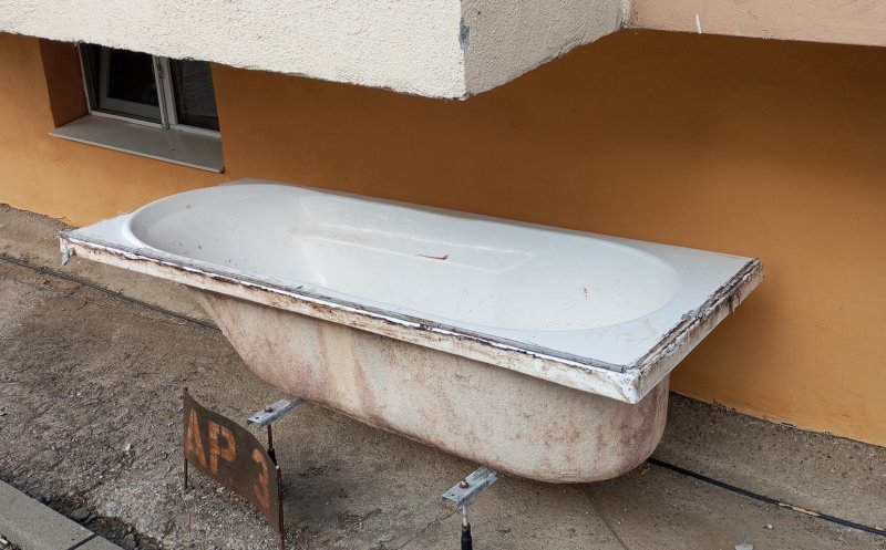 Read more about the article Floreștiul, altfel decât nervii din trafic. „Piscina” de sub geamul unei localnice a stârnit comentarii pline de umor pe Facebook