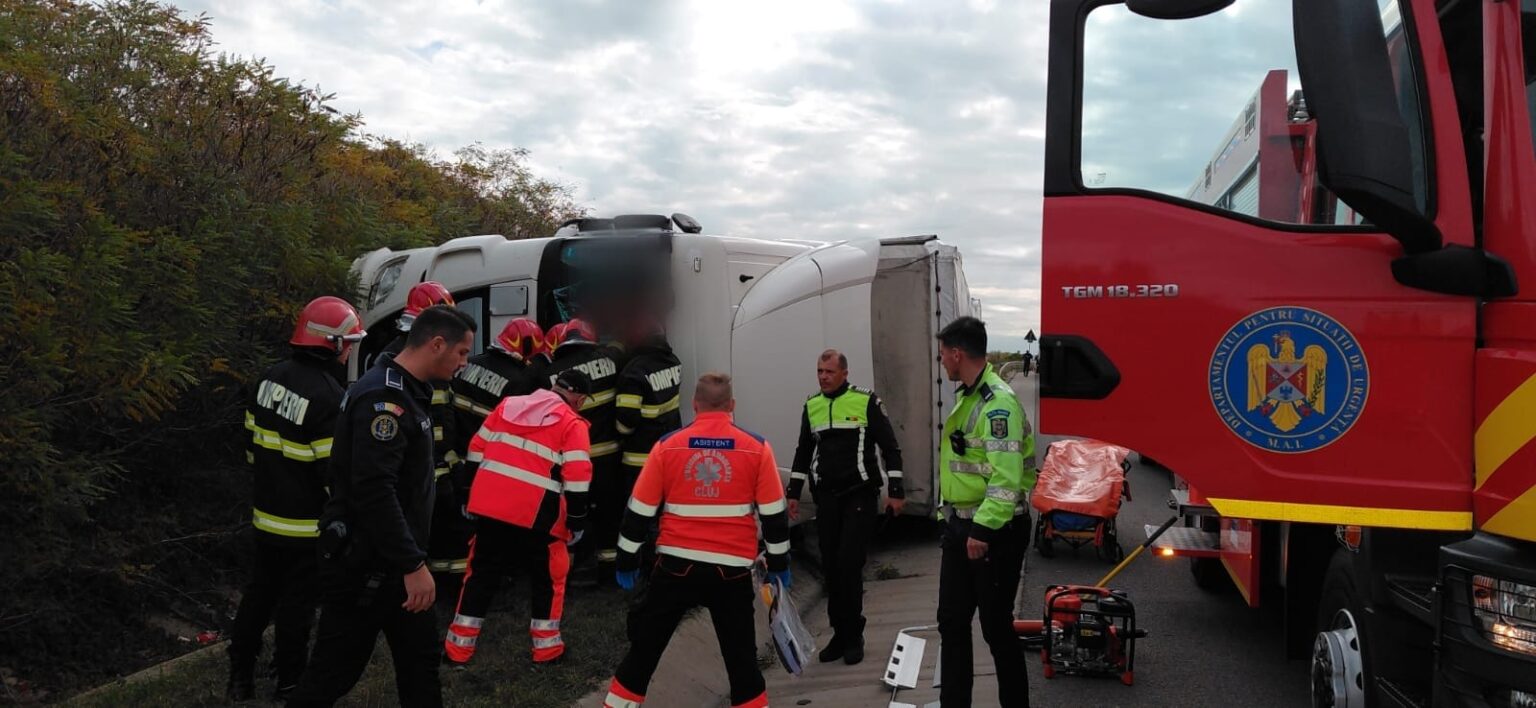 Read more about the article Accident rutier pe Autostrada Transilvania! Două TIR-uri implicate, unul este răsturnat. Șofer încarcerat