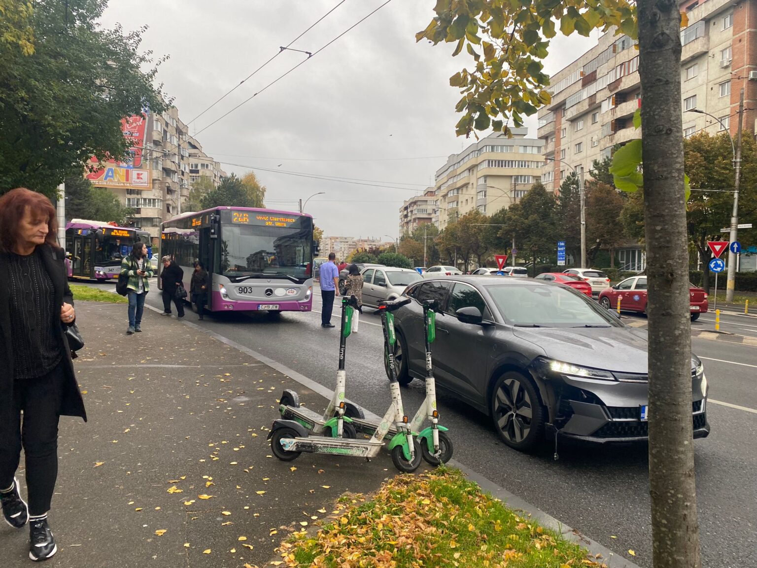 Read more about the article Accident pe Calea Mănăștur: o șoferiță care n-a păstrat distanța corespunzătoare s-a izbit de un autobuz