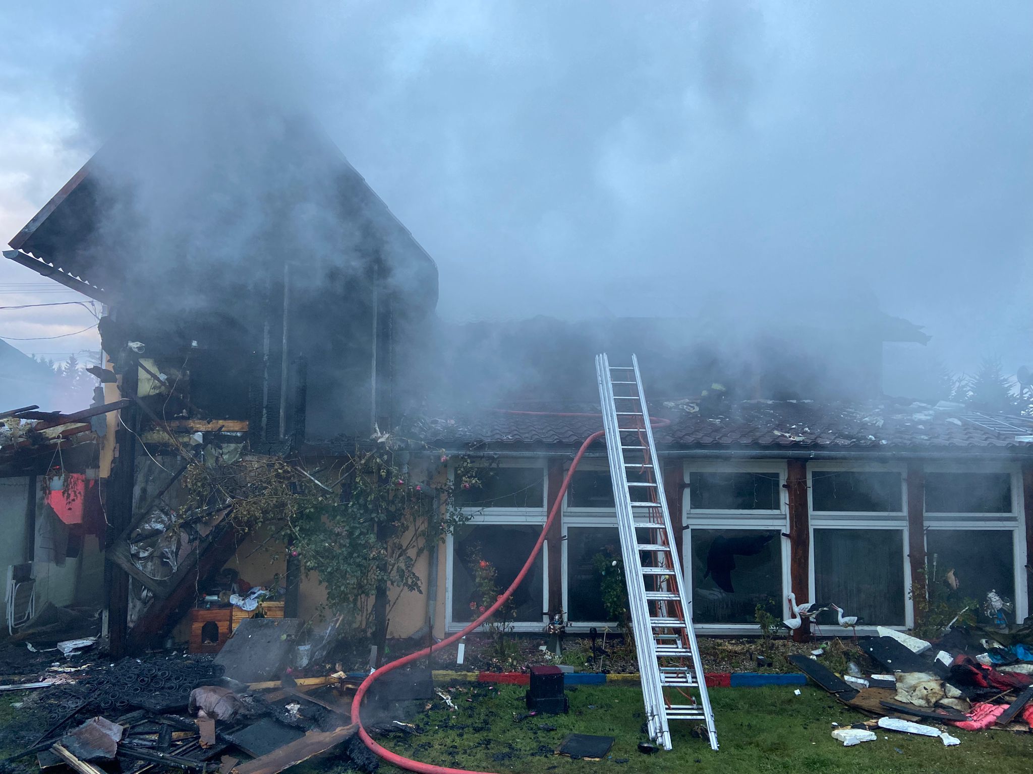 Read more about the article Un incendiu violent a cuprins o casă din localitatea Beliș. Pompierii intervin cu 3 autospeciale