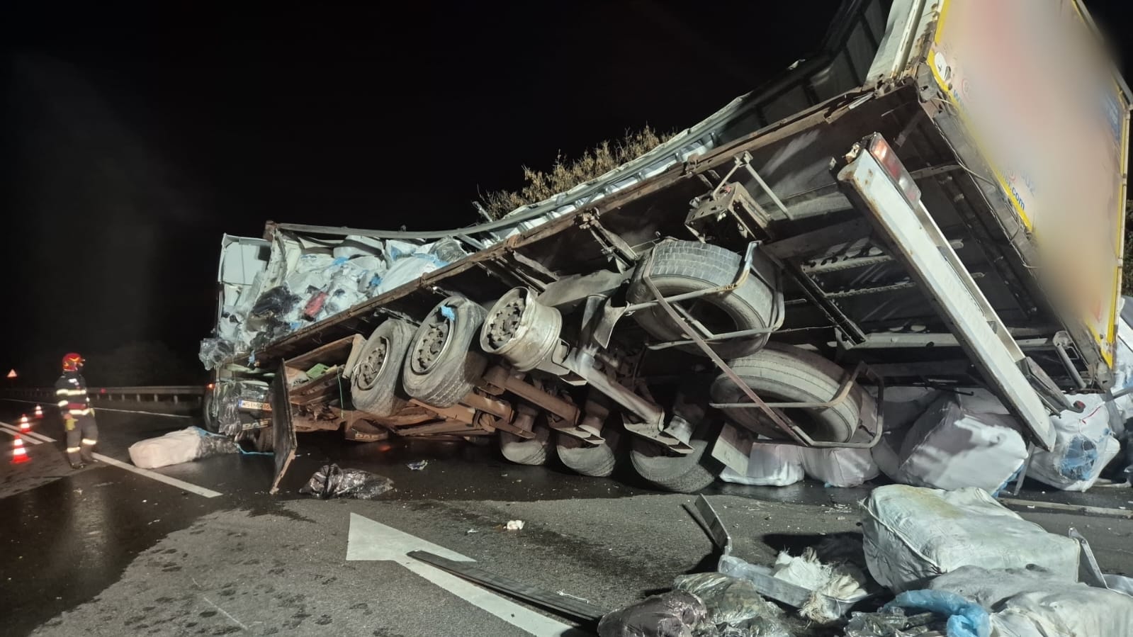 Read more about the article Accident rutier grav petrecut pe DN1 E60, lângă Izvoru Crișului. Două TIR-uri s-au ciocnit violent