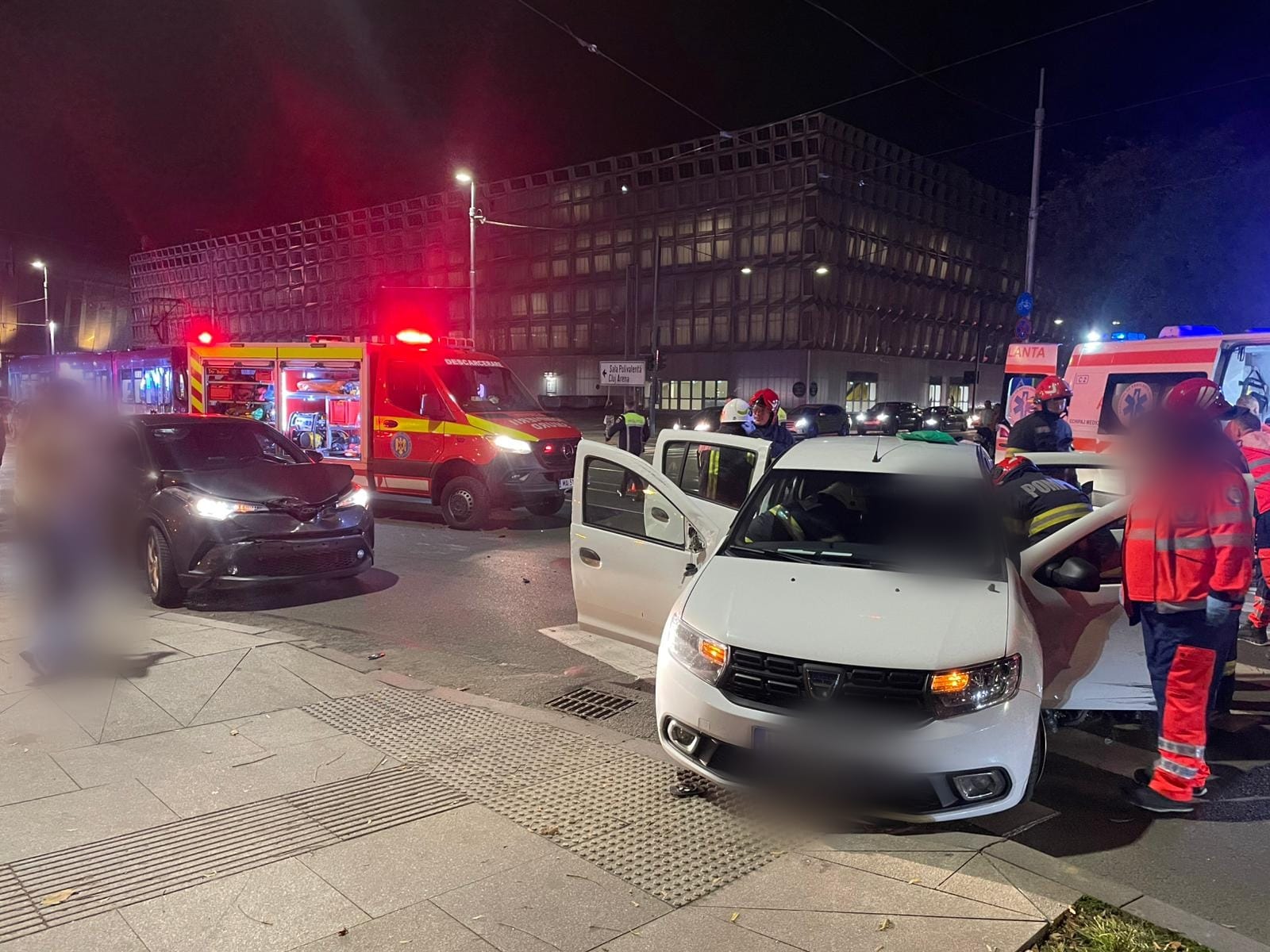 Read more about the article Accident rutier grav în Cluj-Napoca. Tânără încarcerată, transportată la spital