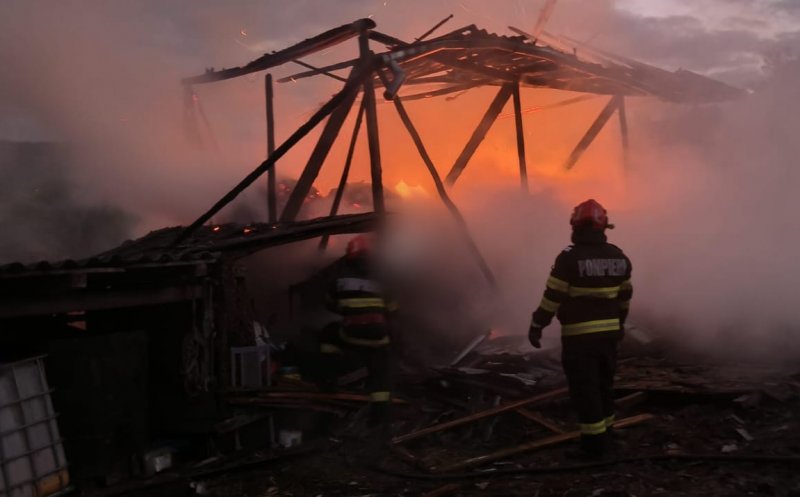 Read more about the article Incendiu violent într-o gospodărie din județul Cluj: pagube însemnate din cauza unui chiștoc de țigară