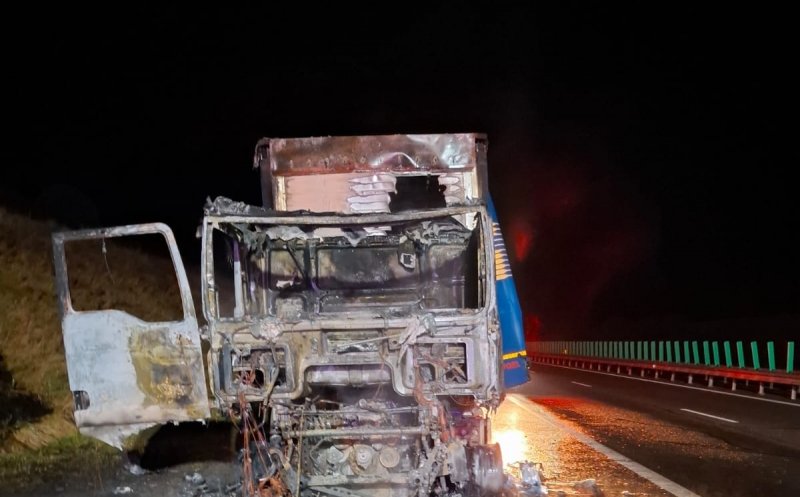 Read more about the article INCENDIU pe AUTOSTRADA TRANSILVANIA. Un TIR s-a făcut scrum pe sensul de mers Turda – Gilău