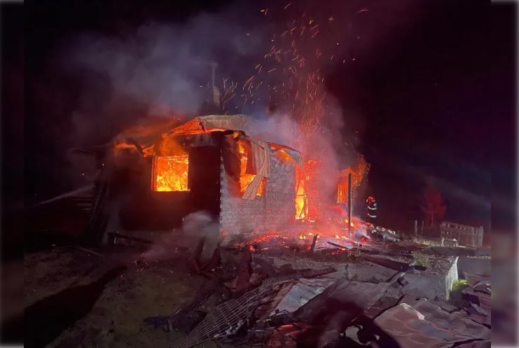 Read more about the article Pompierii clujeni s-au luptat 7 ore pentru a lichida incendiul izbucnit la o cabană aflată într-o zonă greu accesibilă
