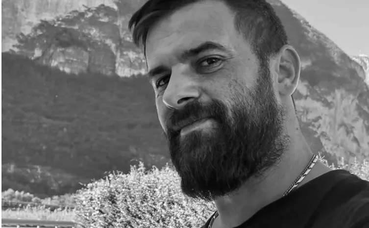 Read more about the article Peluza „Șepcile Roșii” strânge fonduri pentru repatrierea camaradului lor, mort într-un grav accident în Italia.